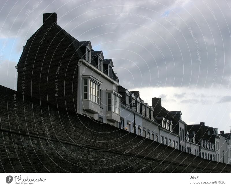 Lokomotive Maastricht Häuserzeile Niederlande schwarz Haus Mauer Wolken Eisenbahn historisch Europa Häusliches Leben Himmel Altstadt Stadtmauer