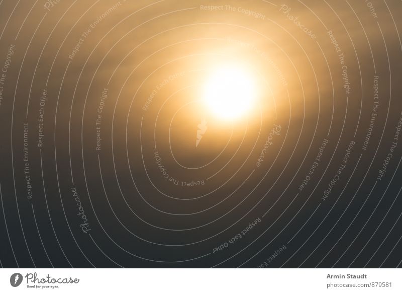 Verwaschenes Sonnenfoto für Hintergründe Design Sommer Natur Luft nur Himmel Wolken Sonnenlicht authentisch dunkel einfach Ferne hell natürlich weich gelb