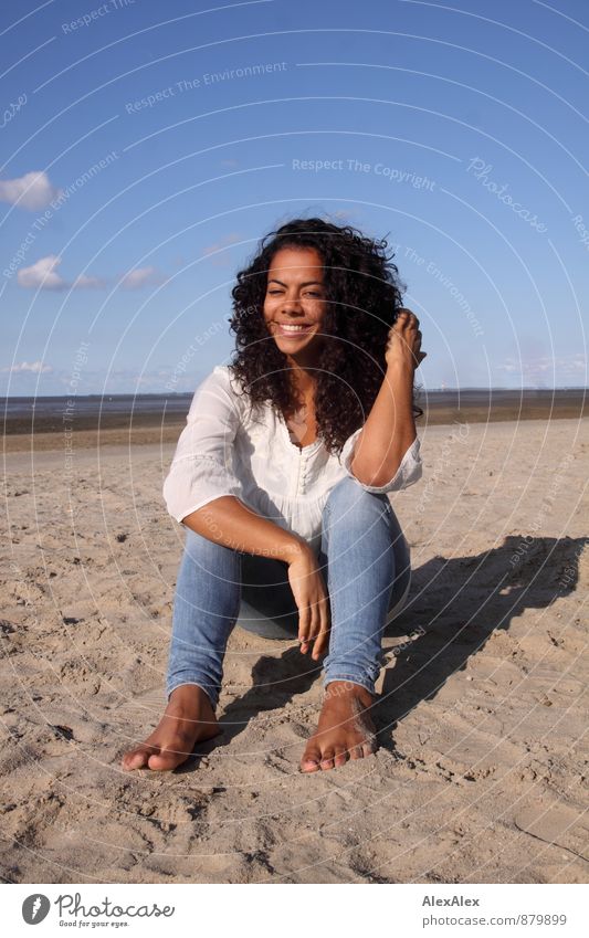 Tag am Meer Ausflug Sommer Strand Junge Frau Jugendliche Barfuß 18-30 Jahre Erwachsene Schönes Wetter Wattenmeer Jeanshose Bluse schwarzhaarig langhaarig Locken