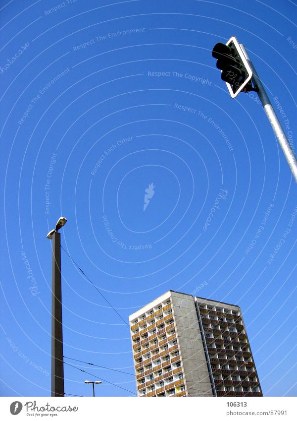 URBAN DRESDEN Dinge Stadt Ampel Haus Wohnhochhaus Ghetto Schnur Elektrizität Fenster Dresden Verbindung Licht Schönes Wetter Betonklotz gefangen eng Wohnung