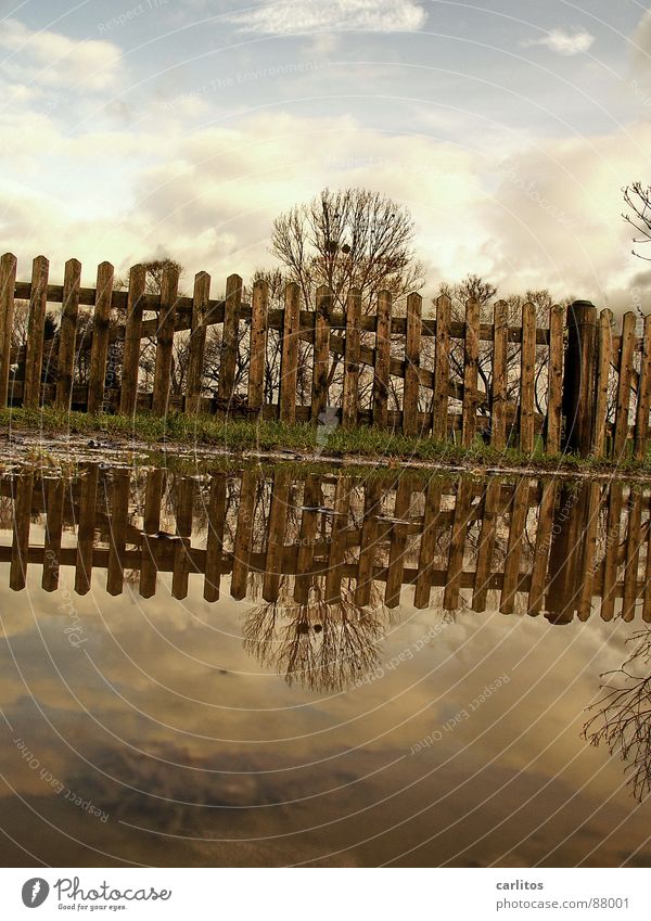 eine hab ich noch ..... Stacheldraht Pferch Horizont Zaun Wiese Fußweg Pfütze dramatisch Wind Leidenschaft Mitte Symmetrie Weißabgleich Wolken 2 schön Viehweide