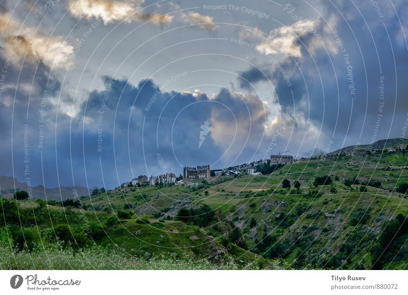 Bergdorf Natur schlechtes Wetter Berge u. Gebirge Dorf beobachten grün Macht schön mehrfarbig Außenaufnahme Menschenleer Abend Panorama (Aussicht)