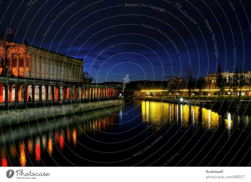 blau in berlin Deutscher Dom Berlin-Mitte Museumsinsel historisch Licht Spree gelb Nacht Nachtaufnahme Langzeitbelichtung gelbes licht Säule Hauptstadt Wasser