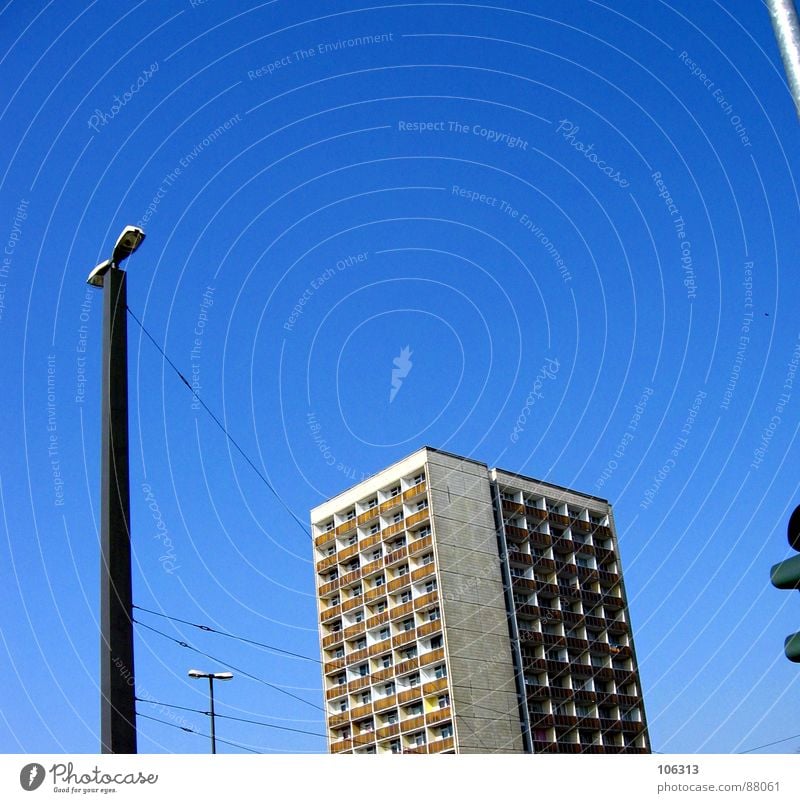 MASSENTIERHALTUNG Dinge Stadt Ampel Haus Wohnhochhaus Ghetto Schnur Elektrizität Fenster Dresden Verbindung Licht Schönes Wetter Betonklotz gefangen eng Wohnung