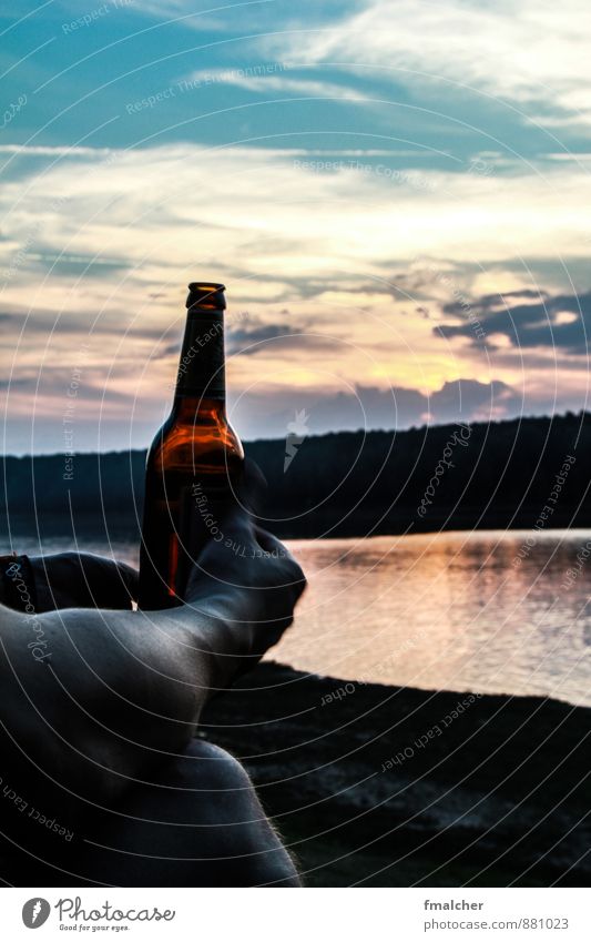 Cold beer on summer lake Bier Flasche Freiheit Sommer Erholung trinken Himmel Sonnenaufgang Sonnenuntergang See sitzen frei Unendlichkeit Wärme Zufriedenheit