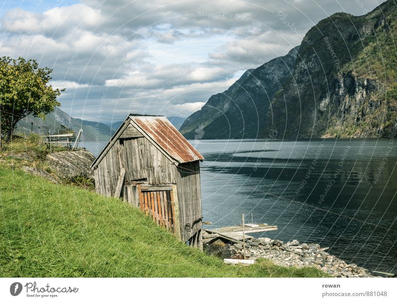 hütte Natur Landschaft Hügel Felsen Berge u. Gebirge Küste Bucht Fjord Meer Fischerdorf Haus Hütte ruhig Norwegen Holzhaus Idylle alt wandern Erholung Farbfoto