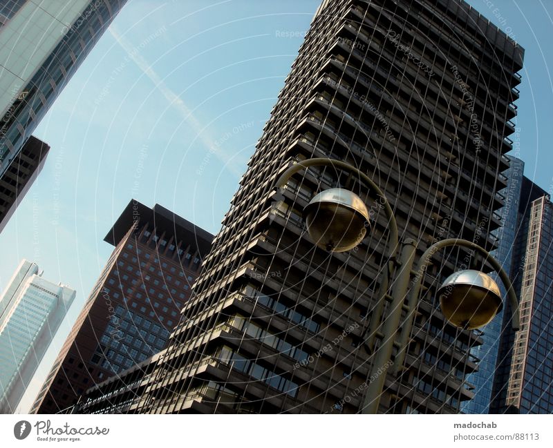 THE CITY IS WATCHING Haus Hochhaus Gebäude Material Fenster live Block Beton Etage Apokalypse brilliant Endzeitstimmung himmlisch Götter bedrohlich Respekt