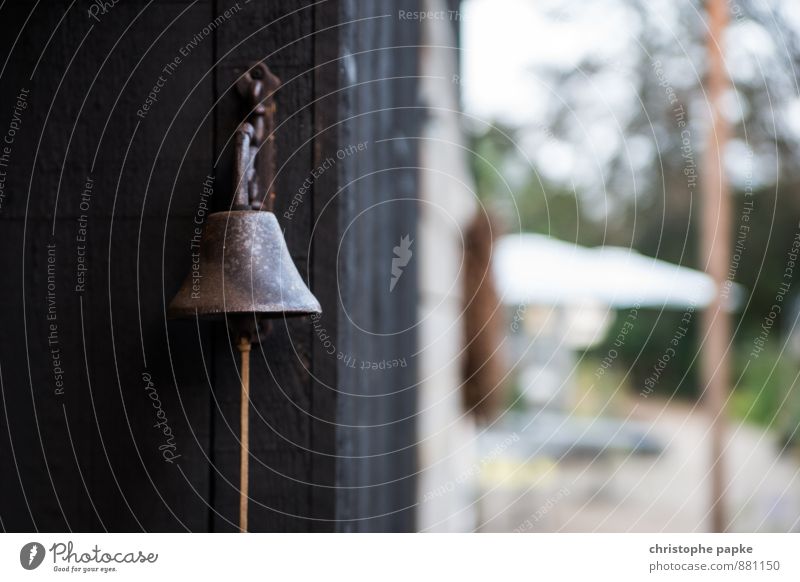 Bitte nicht an die große Glocke hängen Garten Mauer Wand Metall Rost alt Klingel läuten glockenklingeln wecken garteneinrichtung Bronze Klang Farbfoto