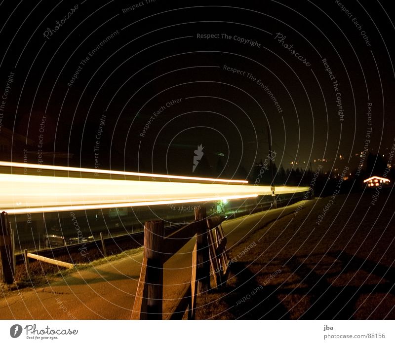 Der Zug Beleuchtung Eisenbahn fahren Nacht erleuchten Licht Gleise Dorf Zaun Holzpfahl Teer schwarz Verkehr Panorama-Strecke hell-dunkel-Kontrast MOB