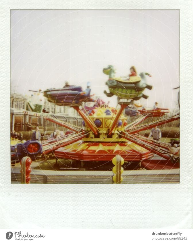 Bitte anschnallen. Jahrmarkt Karussell drehen Tier Spielzeug Freizeit & Hobby kreisen Spielen Polaroid PKW fliegen Himmel Kindheit