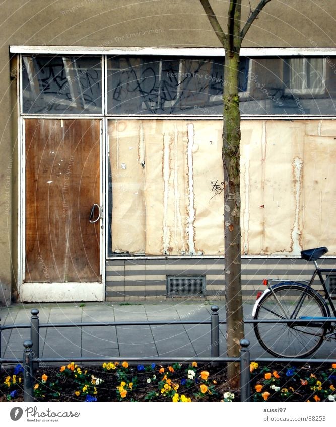 Die Bäckerei meines Vertrauens Fahrrad Blume Ladengeschäft vergilbt braun Zeit früher verfallen Einsamkeit alt