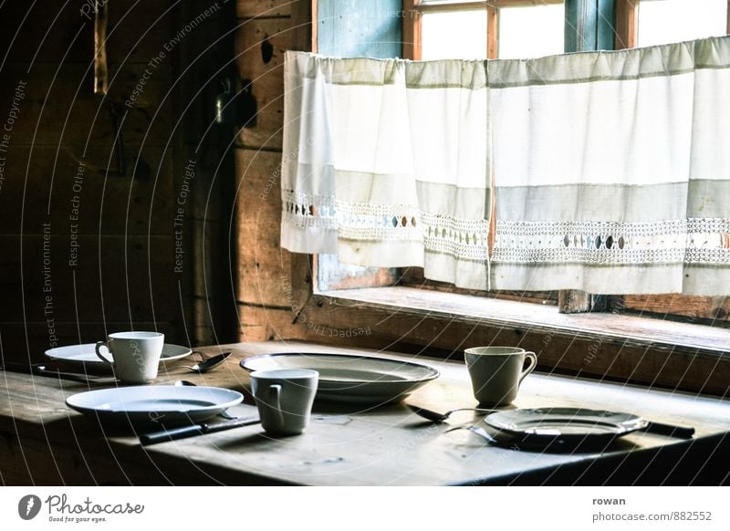 esstisch Ernährung Essen Geschirr Teller Schalen & Schüsseln Tasse Besteck Löffel Fenster alt Bauernhof Landleben Tradition Holz Holztisch Tisch Holzhaus