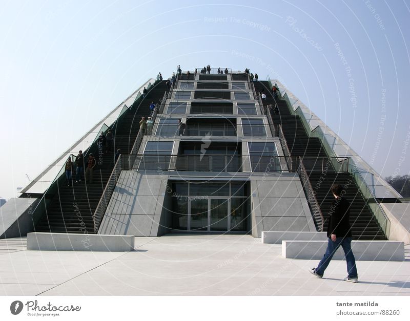 hamburger hafen Fluchtpunkt gehen Architektur Hamburg Hafen modern Treppe Himmel blau