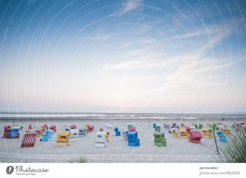 Farbenspiel am Strand Umwelt Natur Landschaft Wasser Himmel Wolken Sonnenaufgang Sonnenuntergang Sommer Stimmung Zufriedenheit Strandkorb Steg Wattenmeer