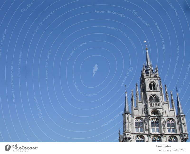 Verliebte Spitzen Fenster Götter wuchtig Macht groß Gebäude Gotik Turm grau rund Oval Kirchturm Dachfenster Gotteshäuser Religion & Glaube blau Tür hoch Himmel