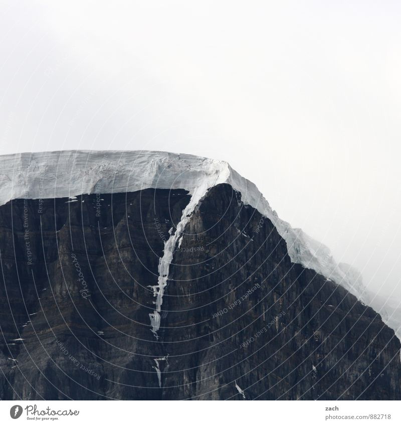 mit Sahnehaube Abenteuer Ferne Natur Landschaft Urelemente Wolken Winter Eis Frost Schnee Felsen Berge u. Gebirge Rocky Mountains Gipfel Schneebedeckte Gipfel