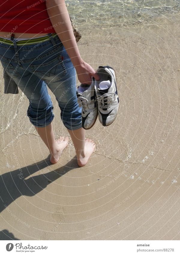 It’s sooo cold, man! Strand Turnschuh Ferien & Urlaub & Reisen Ferne Küste Wasser water Jeanshose bleu jeans alte turnschuhe old sneakers Fuß feet Schatten