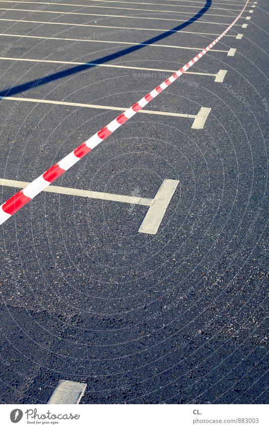 flatterschatten Verkehr Verkehrswege Straßenverkehr Autofahren Wege & Pfade Verkehrszeichen Verkehrsschild Parkplatzsuche Parkplatzmangel Barriere Tatort