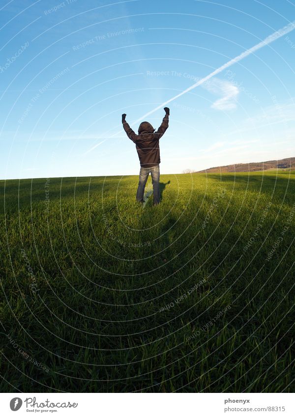 Victory fertig zuletzt weiß grün dunkel Hand schreien Hose Jacke Kapuze Gras Wiese Feld Wolken Licht Mitte Auslöser Stativ dreibeinig Landschaft Freude victory