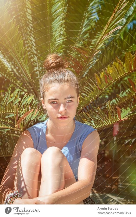 Pfau/In Lifestyle schön Gesundheit Leben harmonisch Sommerurlaub Mensch feminin Frau Erwachsene Jugendliche 1 13-18 Jahre Kind Natur Pflanze Baum Palme Garten