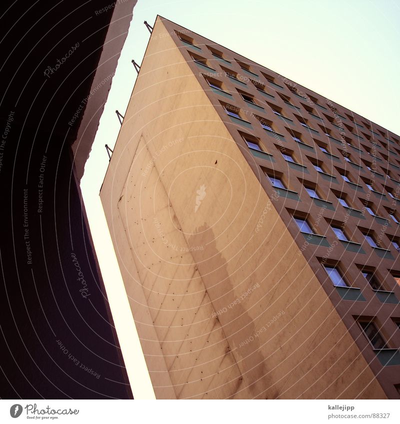 mind the gap Armutsgrenze Hinterhof Plattenbau Fassade Lichthof Fenster Brandmauer Alexanderplatz Osten Wohnanlage Treppe Astronaut Satellitenantenne Ostzone