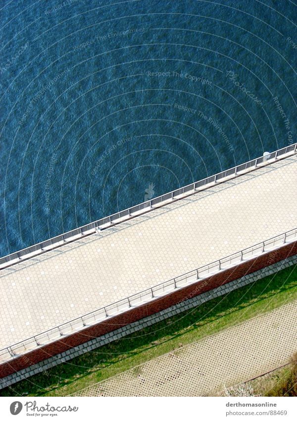 Karibik-Deich Mauer pflastern Wiese Gras Barriere Meer See Wellen wellig Wind springen grün rot Kontrast quer Vogelperspektive Außenaufnahme Gezeiten Hafen