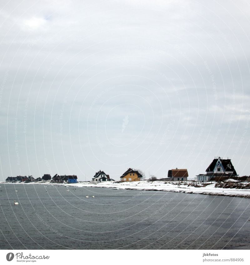 70 / schöner Wohnen Umwelt Natur Landschaft Urelemente Wasser Himmel Horizont Winter Schnee Wellen Küste Seeufer Strand Bucht Ostsee Fischerdorf Menschenleer