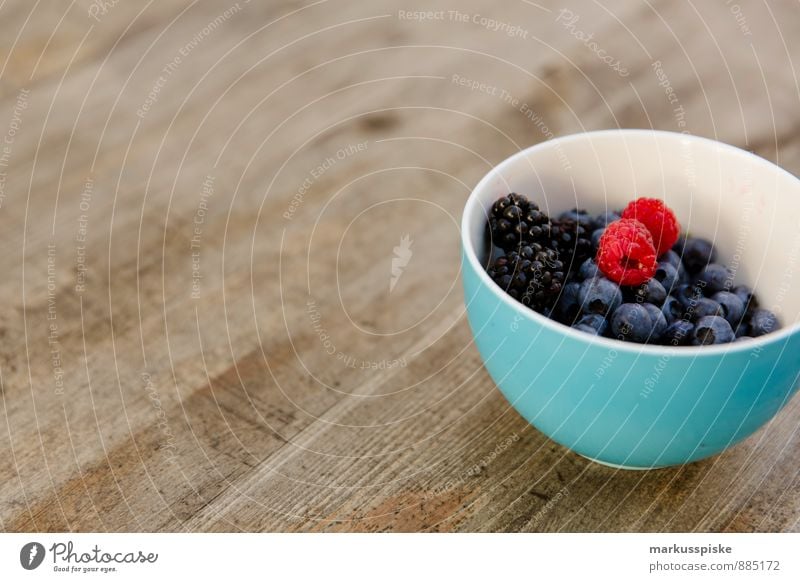 beeren mixed Lebensmittel Joghurt Milcherzeugnisse Frucht Blaubeeren Brombeeren Himbeeren Frühstück Frühstückspause Ernährung Essen Mittagessen Bioprodukte