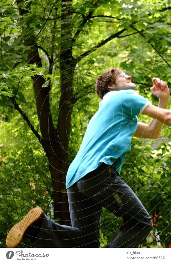 Ja wo will er denn hin? springen hüpfen Spielen Frisbee Hand Knie Mann rennen laufen Mensch Christoph Cordula Zwischenfisch Bewegung Ball oben werfen Beine