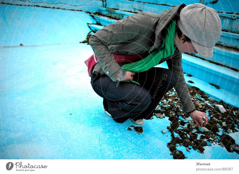 imPool02 Schwimmbad Bad Schwimmhalle alt Verhext türkis Strukturen & Formen Frau hocken ducken kalt klein Angst Panik Vertrauen Becken Lagerhalle Einsamkeit