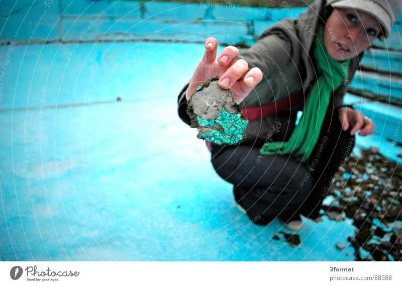 imPool03 Schwimmbad Bad Schwimmhalle alt Verhext türkis Strukturen & Formen Frau hocken ducken kalt klein Angst Vertrauen Becken Lagerhalle Einsamkeit