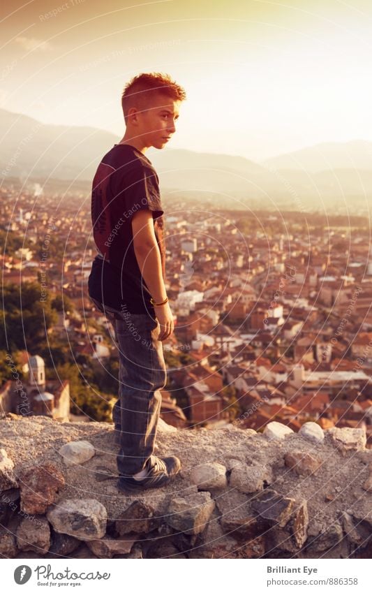 Sicht auf Stadt Lifestyle Freizeit & Hobby Mensch maskulin Junge Kindheit Leben 1 3-8 Jahre Natur Landschaft Schönes Wetter Hügel Berge u. Gebirge