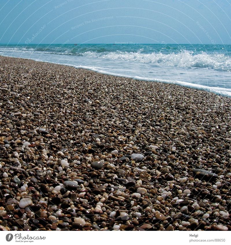 Kiesstrand mit Brandung am Mittelmeer Farbfoto Gedeckte Farben Außenaufnahme Menschenleer Textfreiraum oben Tag Schatten Reflexion & Spiegelung Sonnenlicht