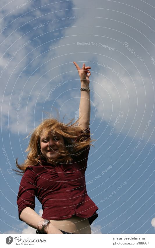 Bis zu den Wolken... rot weiß springen hüpfen Hand bauchfrei Sommer Fröhlichkeit Himmel Frau Jugendliche Freude Freizeit & Hobby blau Haare & Frisuren Wind hoch