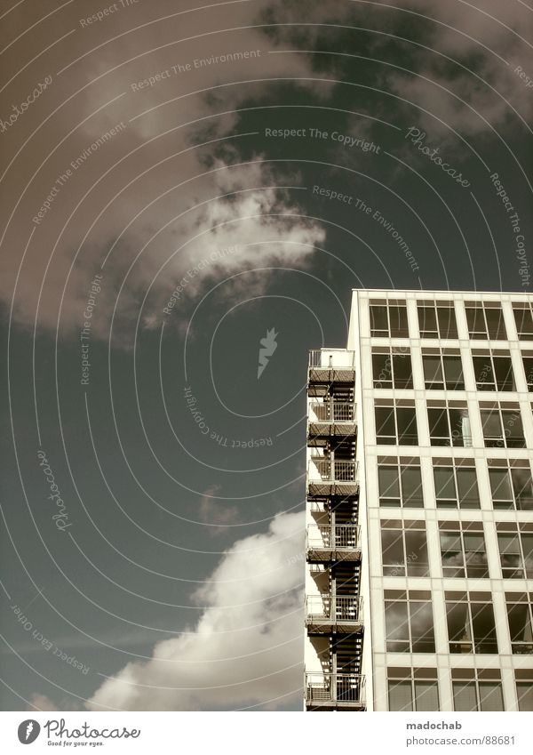 OSTERFEUER Haus Hochhaus Gebäude Material Fenster live Block Beton Etage Apokalypse brilliant Endzeitstimmung himmlisch Götter bedrohlich Respekt erhaben