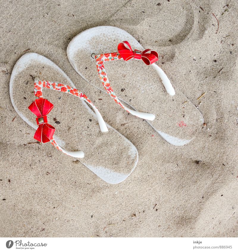 Strandläufer Lifestyle Stil Freizeit & Hobby Ferien & Urlaub & Reisen Sommer Sommerurlaub Sand Schönes Wetter Flipflops Schleife rot Pause beige Farbfoto