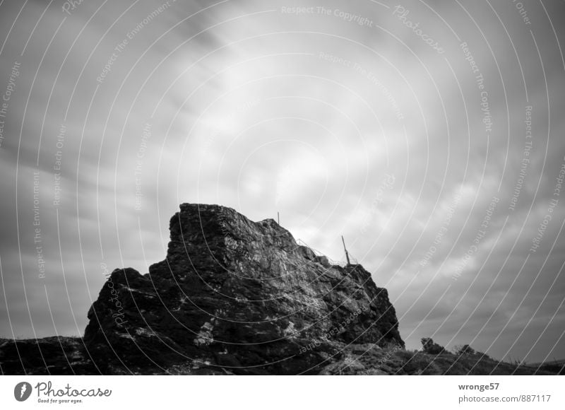 Gegenstein II Landschaft Himmel Wolken Horizont Sommer schlechtes Wetter Felsen Kreuz Gipfelkreuz dunkel grau schwarz himmelwärts Wolkendecke Wolkenhimmel