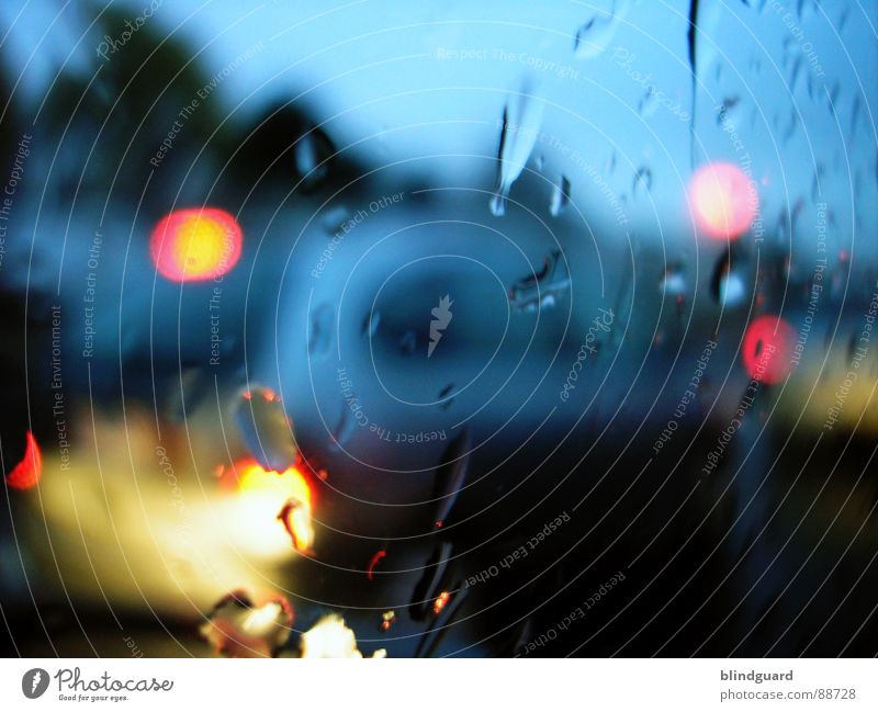 Rush Hour Licht nass unterwegs fahren Ampel gelb Verkehrsstau KFZ Feierabend PKW Rücklicht Unschärfe rot Frankfurt am Main Regen Fensterscheibe topfen