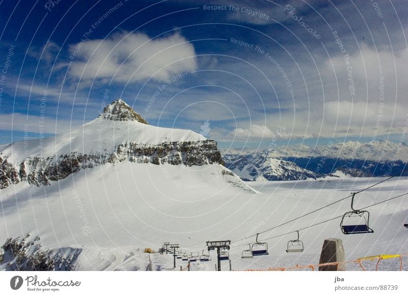 Oldenhorn | Glacier 3000 schön weiß Neuschnee Felsen Berghang steil Wolken Skipiste Sesselbahn 4 Zaun Panorama (Aussicht) Ferne Berge u. Gebirge Spitze spitzig