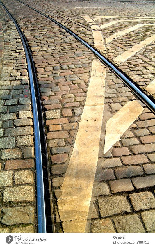 Straßenbahnschienen Gleise Stahl Granit Kopfsteinpflaster Fahrbahn Fahrbahnmarkierung Verkehr Straßenverkehr gestreift diagonal Verkehrswege Stein