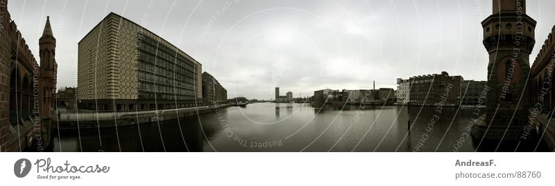 Berlin. Oberbaumbrücke. Panorama (Aussicht) Spree Backstein historisch Ostbahnhof Weitwinkel Turm Brücke 180 Grad Wasser Fluss Hafen Küste groß