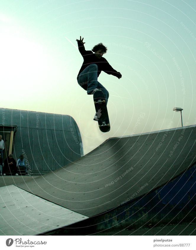 transfer Skateboarding Sportpark Park transferieren Hardcore extrem Freak Trick springen Mann Locken Konzentration Funsport Extremsport funbox fliegen ollie