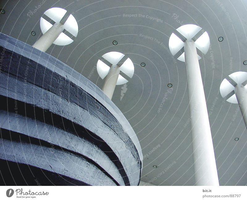 KOPFFÜSSLER II Kreis Rundfunksendung ringsherum Tourismus circa Radio rund schwarz Hand Stadt Licht Mitte Himmel Wolken lichtvoll Kunst Kunstwerk Skulptur Dach