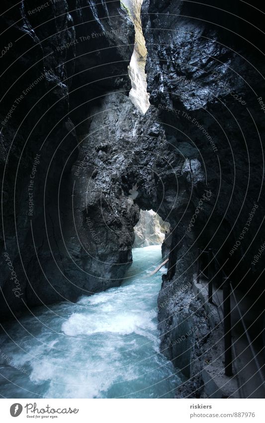 berauschend ii Umwelt Natur Felsen Alpen Schlucht Fluss Bach Idylle kalt ruhig Rauschen fließen dunkel geheimnisvoll Farbfoto Gedeckte Farben Außenaufnahme