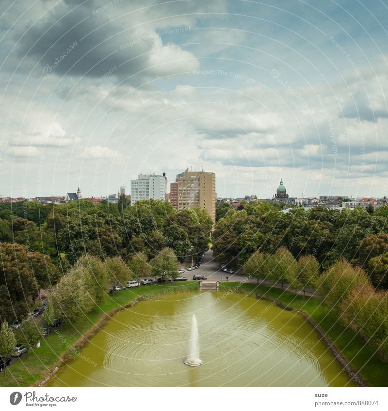 Grünes Wohnzimmer ruhig Wohnung Wirtschaft Mittelstand Umwelt Himmel Baum Park See Stadt Stadtrand Hochhaus Gebäude Architektur Fassade Wachstum nachhaltig grün