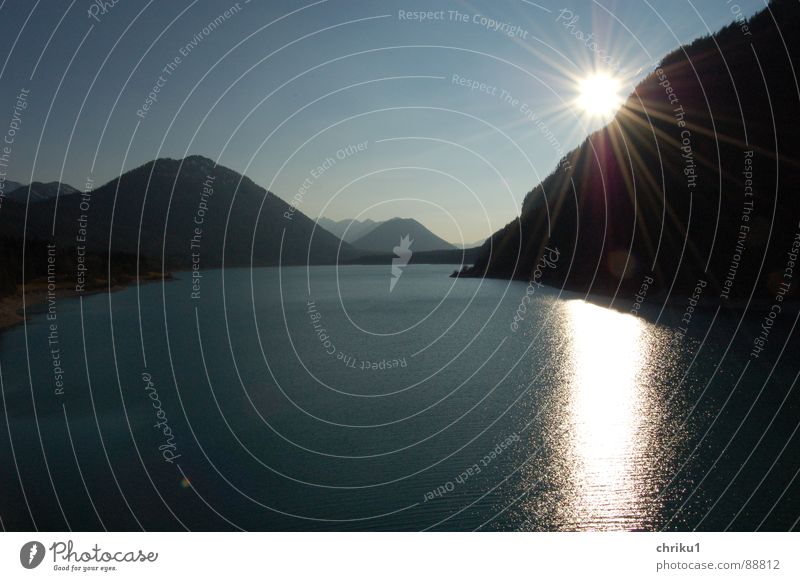 stau-am-see_2 Bayern Stausee See glänzend Brückengeländer nass Sonnenstrahlen Gewässer Erholung Bergkette Freizeit & Hobby Reflexion & Spiegelung dunkel