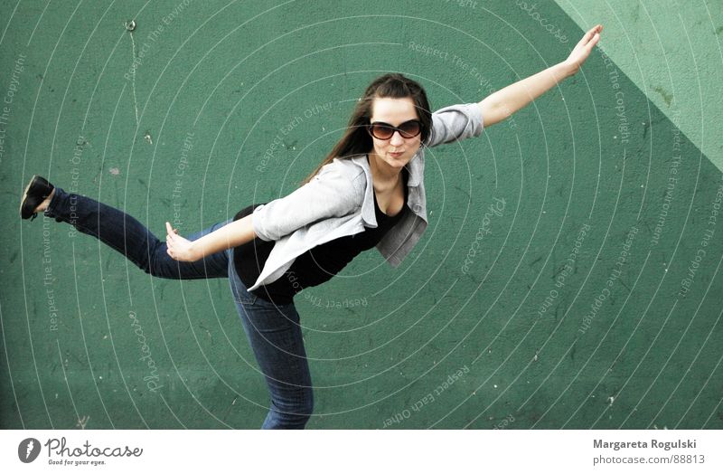 vor der mauer Frau grün Wand Mauer Zufriedenheit auf einem bein Glück