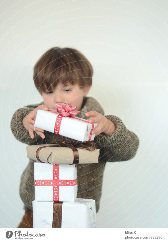 Geburtstagskind Reichtum Feste & Feiern Weihnachten & Advent Mensch Kind Kleinkind Junge 1 1-3 Jahre 3-8 Jahre Kindheit Verpackung Paket Schleife Gefühle Laster