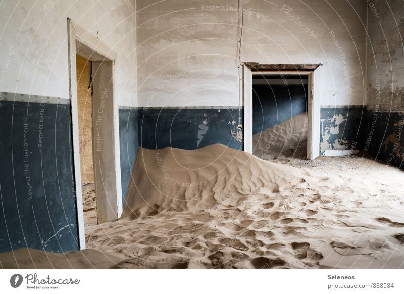 und ich sag noch, mach die Tür zu Ferien & Urlaub & Reisen Tourismus Ausflug Abenteuer Ferne Sommer Wüste Menschenleer Haus Mauer Wand Fassade gruselig Namibia