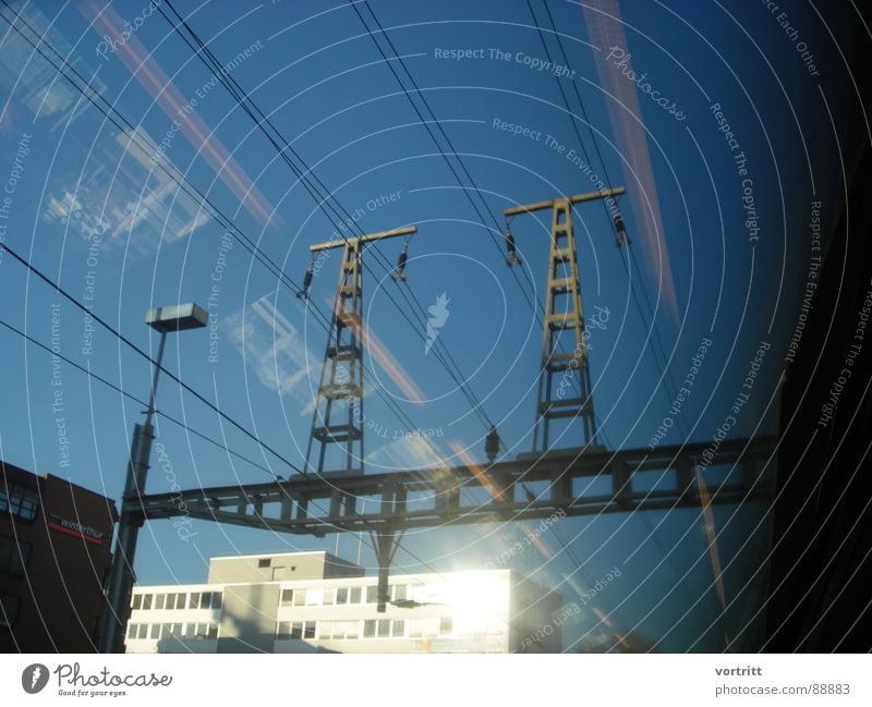 luftzug II Luft Eisenbahn Elektrizität Fenster Reflexion & Spiegelung Stadt Verkehrsmittel Geschwindigkeit Tunnel Industrie Strommast